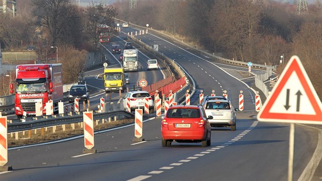 Na silnici u Hostomic mezi Teplicemi a Blinou hroz sesuv pdy. Podle SD nen vedlej dvojpruh ohroen.