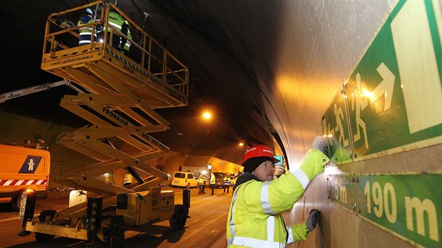 Oprava tubusu tunelu Panenská na dálnici D8 po sobotním požáru nákladního automobilu.