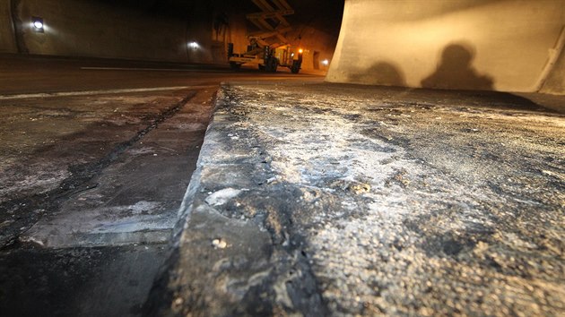 Místo, kde v sobotu hořel nákladní automobil v tubusu tunelu Panenská na dálnici D8.