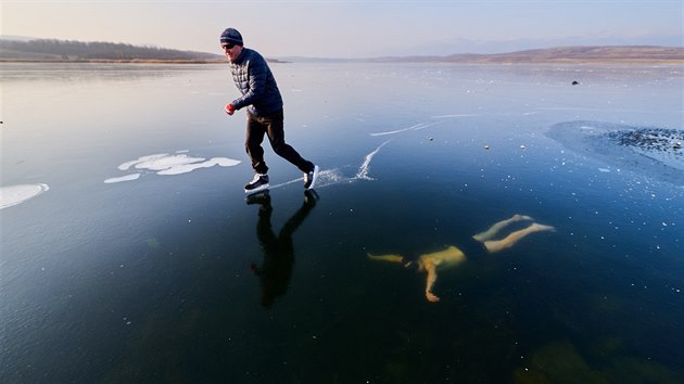 Zamrzl jezero Milada nedaleko st nad Labem vyuili nejen k potpn, ale i bruslen, freedivei Petr Kapoun a David Vencl.