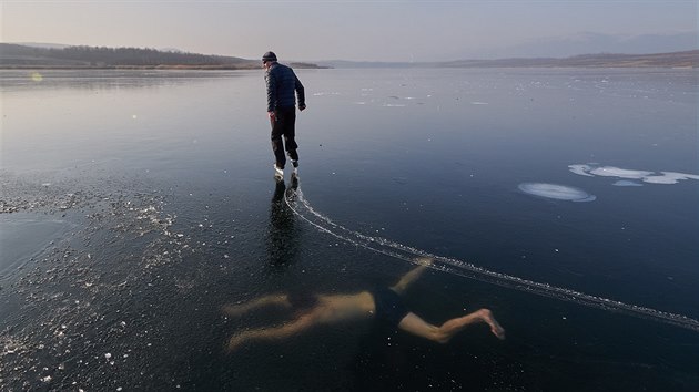 Zamrzl jezero Milada nedaleko st nad Labem vyuili nejen k potpn, ale i bruslen, freedivei Petr Kapoun a David Vencl.