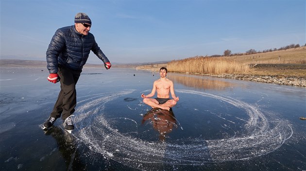 Zamrzl jezero Milada nedaleko st nad Labem vyuili nejen k potpn, ale i bruslen, freedivei Petr Kapoun a David Vencl.