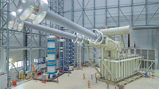 Transformátor pro 1 110 kV vedení v �ín�, který postavila firma Siemens. Na...