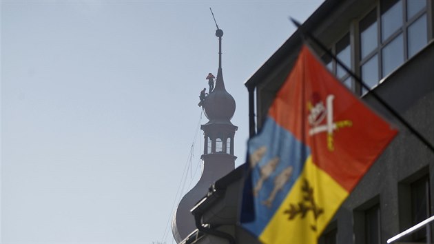 Horolezci se v Přibyslavi pokusili vyřešit problém s nahnutým křížem na špičce věže u kostela. Zatím se jim ho podařilo jen zajistit, sundat ho nedokázali.