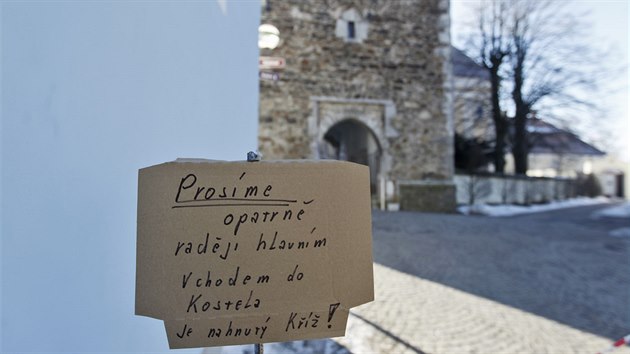 Horolezci se v Přibyslavi pokusili vyřešit problém s nahnutým křížem na špičce věže u kostela. Zatím se jim ho podařilo jen zajistit, sundat ho nedokázali.
