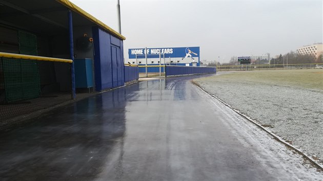 Na ovlu kolem baseballovho stadionu v Tebi vznik ledov drha pro bruslae.