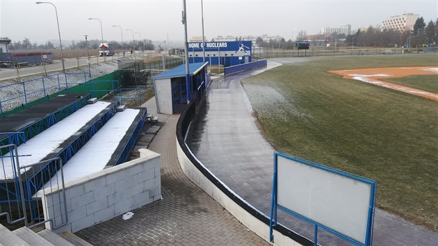 Na oválu kolem baseballového stadionu v Třebíči vzniká ledová dráha pro bruslaře.