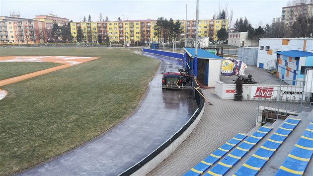 Na oválu kolem baseballového stadionu v Třebíči vzniká ledová dráha pro bruslaře. K ledování si sami vytvořili zvláštní zařízení, kterému říkají rolba.