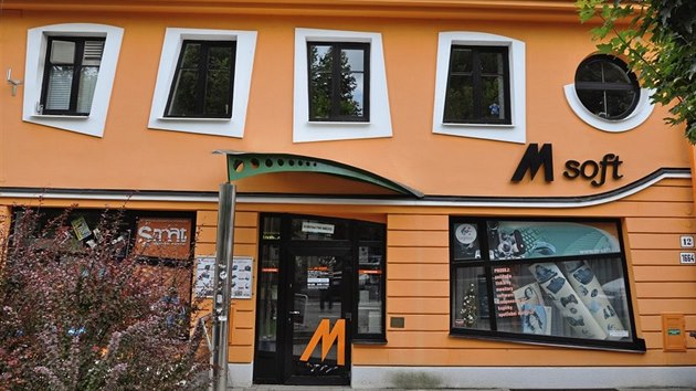 Vraznou stavbou z devadestch let je barevn vyveden sdlo firmy M-soft na ulici Jana Masaryka.