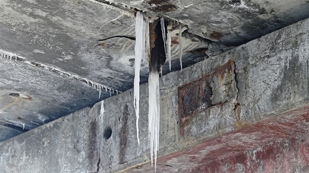 Most s kiovatkou v komplikovanm dopravnm uzlu spojuje Brfovu tdu a ulice Sportovn a Hrotovickou. Podle statika je pemostn v havarijnm stavu a potebuje urychlenou opravu.