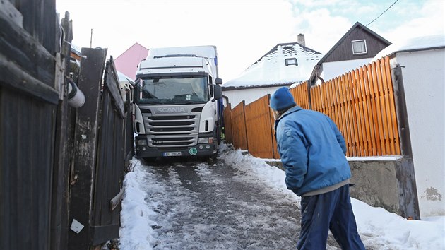 Kamion, který dokázal řidič zapasovat do uzoučké Soukenické ulice v Chotěboři, se stal atrakcí pro místní. Na jeho vyproštění musela být povolána specializovaná firma. (29. ledna 2019)