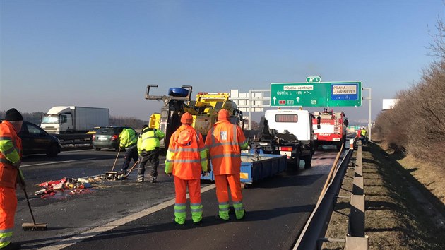 D1 na sedmém kilometru u Průhonic uzavřel požár nákladního auta. Oheň likvidovali hasiči.