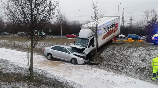 V Kukulov ulici nedaleko motolsk nemocnice se srazilo nkladn auto s osobnm. Nehodu vyetuje policie (24.1.2019)