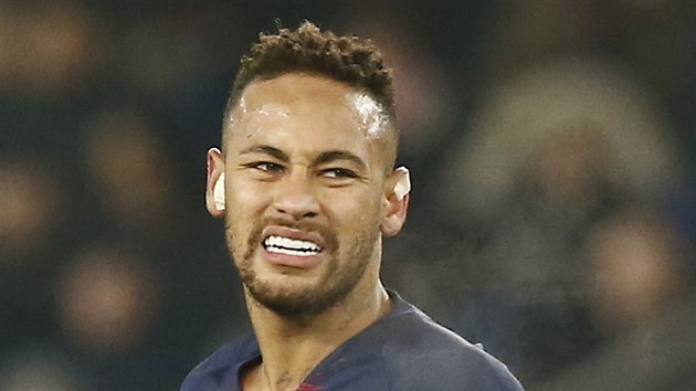 Neymar z Paris Saint-Germain s nespokojenou grimasou ve tvi.