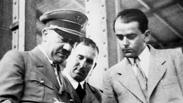 Architekt Albert Speer (vpravo) na snmku z nora 1937 s Adolfem Hitlerem (vlevo).