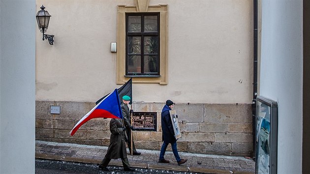 Piblin dv st lid se zastnilo pochodu centrem Hradce Krlov za Jana Palacha v den vro jeho pohbu. (25. ledna 2019)