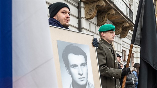 Piblin dv st lid se zastnilo pochodu centrem Hradce Krlov za Jana Palacha v den vro jeho pohbu. (25. ledna 2019)