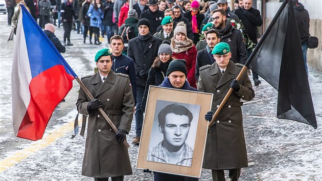 Piblin dv st lid se zastnilo pochodu centrem Hradce Krlov za Jana Palacha v den vro jeho pohbu. (25. ledna 2019)