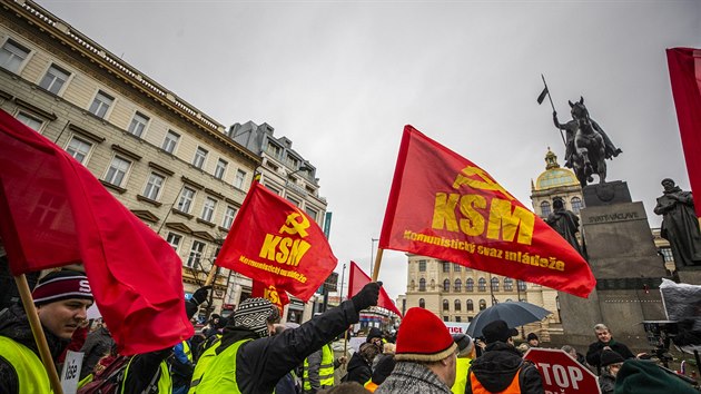 Po vzoru paskch demonstrac se lut vesty objevily i na Vclavskm nmst. Protestn shromdn proti zvyovn nklad na bydlen zorganizovala prask KSM. (26. ledna 2019)