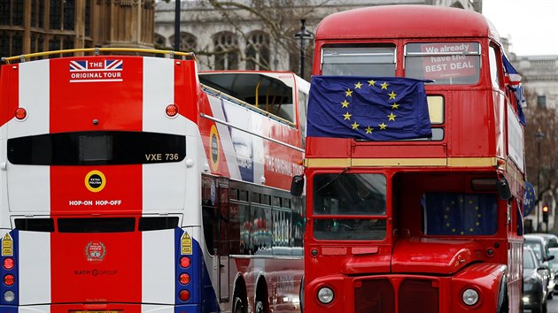 Odprci brexitu k manifestacm ped britskm parlamentem v Londn vyuili i dvoupodlan autobus. (29. ledna 2018)