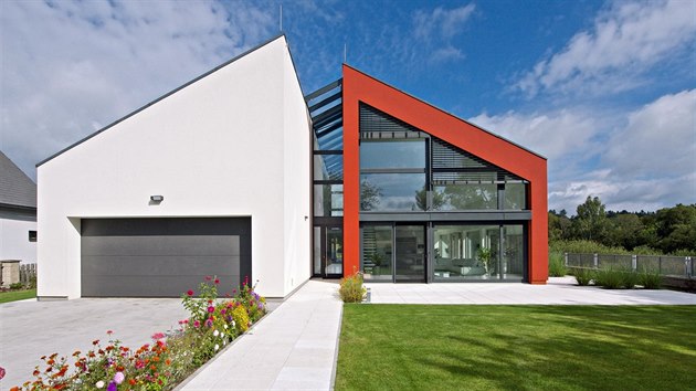 Z důvodu akcentu na rozdílné funkce obou částí domu byla zvolena kombinace červené a bílé barvy.