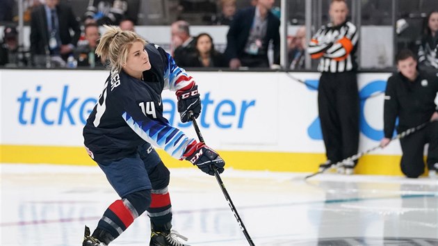 Hokejistka USA Brianna Deckerov si vyzkouela na Utkn hvzd NHL dovednostn sout v nahrvn.