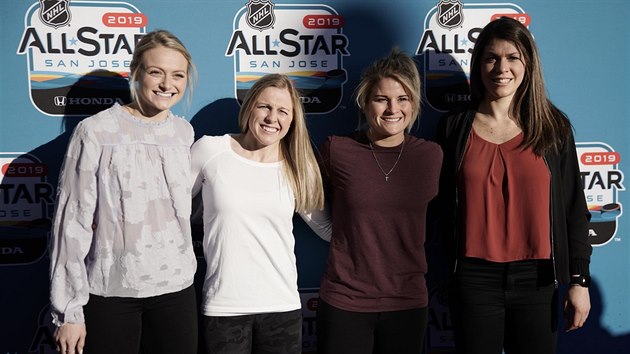 Zmosk hokejistky hrajc NWHL - enskou nrodn hokejovou ligu - se zastnili Utkn hvzd NHL. Zleva Renata Fastov, Kendall Coyneov, Brianna Deckerov a Rebecca Johnstonov.