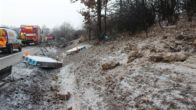 Řidič havaroval na D46 poblíž Žešova s nákladním vozem naloženým betonovým panely. Při dechové zkoušce mu přístroj naměřil přes tři promile alkoholu.