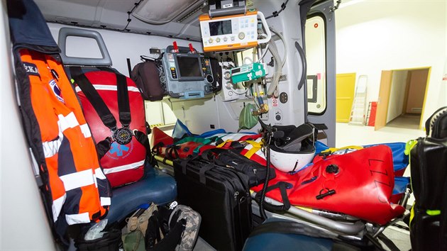 Přepravní prostor stroje Airbus H135 (dříve Eurocopter EC135 T2), kterým opět vyráží do akce zdravotnická záchranná služba. Lékař má místo na sedadle vedle lehátka s pacientem.