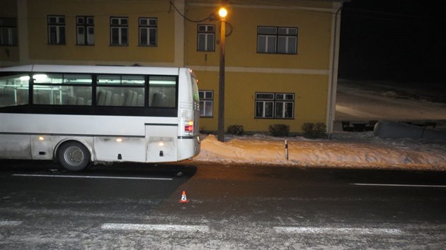 Chodec chtl v Sobotn po vystoupen z autobusu pejt silnici, veel ale pmo ped pijdjc auto. To do nj lehce narazilo a pot tak do dvou zaparkovanch aut.