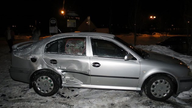 Chodec chtl v Sobotn po vystoupen z autobusu pejt silnici, veel ale pmo ped pijdjc auto. To do nj lehce narazilo a pot tak do dvou zaparkovanch aut.