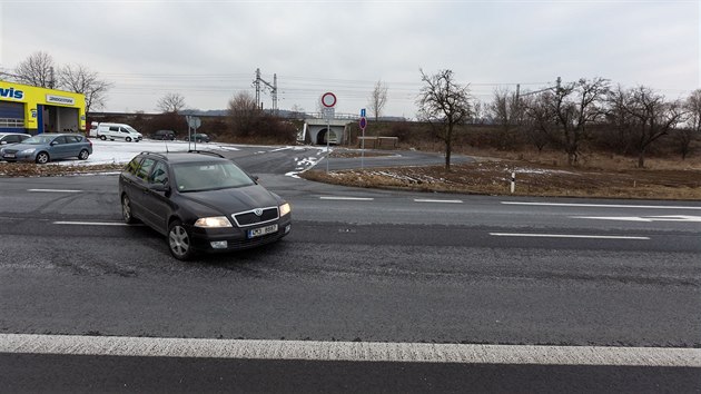 Autobusov tona u pneuservisu v perovsk mstn sti Lsky. Majitel servisu s jej stavbou nesouhlas a obrtil se na soud, ten vak o zkazu stavby a do verdiktu rozhodl ve chvli, kdy u je tona prakticky hotov.