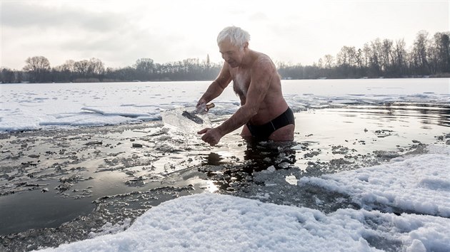 Dvaasedmdestilet otuilec Jaroslav Machulka jezd takka kad den z Olomouce na kole na nedalek jezero Podbrady, kde prosekv pro sebe i dal odvlivce led a koupe se v ledov vod.