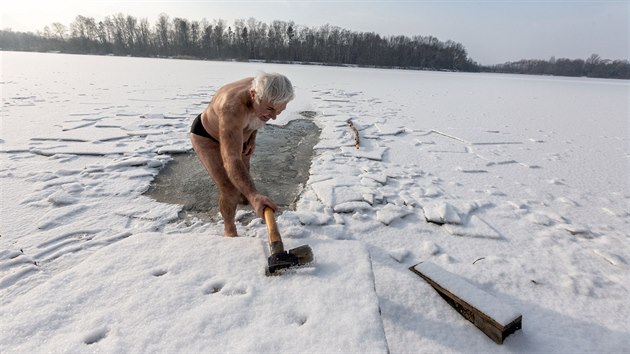 Dvaasedmdesátiletý otužilec Jaroslav Machulka jezdí takřka každý den z Olomouce na kole na nedaleké jezero Poděbrady, kde prosekává pro sebe i další odvážlivce led a koupe se v ledové vodě.