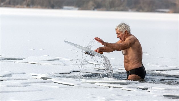 Dvaasedmdesátiletý otužilec Jaroslav Machulka jezdí takřka každý den z Olomouce na kole na nedaleké jezero Poděbrady, kde prosekává pro sebe i další odvážlivce led a koupe se v ledové vodě.