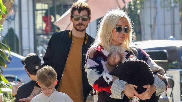 Hilary Duffov s partnerem Matthewem Komou, synem Lucou a dcerou Banks (15. prosince 2018, Hollywood)