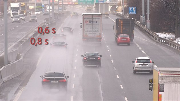 Vozovka je mokr, voda od pneumatik stk na pedn skla aut vzadu, ale i pesto si mezi sebou idii nechvaj rozestup jen 0,6 a 0,8 sekundy.