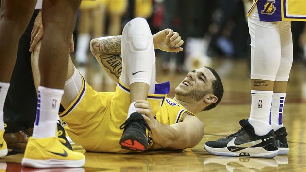 Lonzo Ball z LA Lakers si proti Houstonu poradil kotnk.