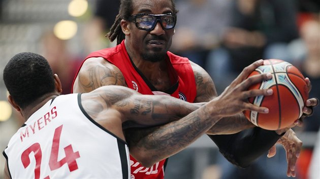 Amare Stoudemire (vpravo) z Hapoelu Jeruzalm faulovan nymburskm Mikem Myersem.