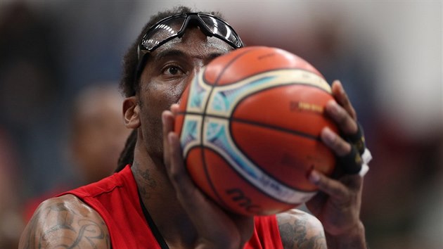 Amare Stoudemire z Hapoelu Jeruzalm pi trestnm hodu