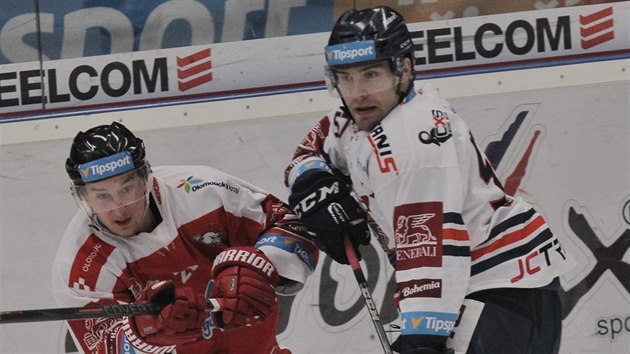 Vitkovick hokejista Rostislav Olesz (vpravo) v souboji s olomouckm Aleem Jerglem.