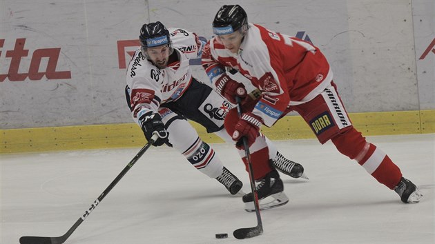Vitkovický hokejista Ondřej Roman (vlevo) se snaží zastavit olomouckého Jakuba Galvase.