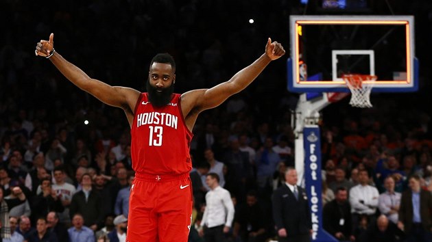 James Harden z Houstonu slav vhru v newyorsk Madison Square Garden.