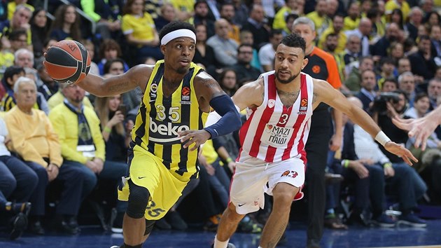 Bobby Dixon (vlevo) z Fenerbahce unik Nigelu Williamsu-Gossovi z Olympiakosu.