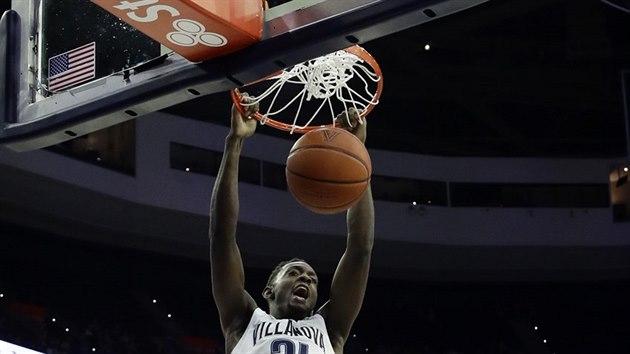 Dhamir Cosby-Roundtree (21) z Villanovy smeuje do koe Xavieru. Sleduje ho Zach Hankins (35).