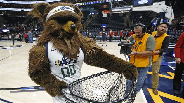 Jazz Bear se chlub svm lovkem. Maskot polapil netopra, kter vltl do haly Vivint Smart Home Arena.