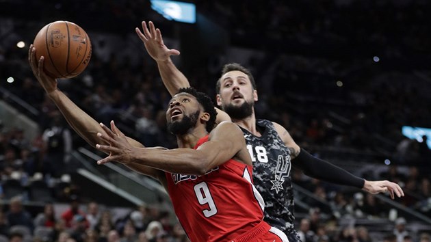 Chasson Randle (9) z Washingtonu zakonuje kolem Marca Belinelliho (18) ze San Antonia.