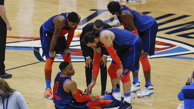 Kolem sedcho Russella Westbrooka z Oklahoma City se seli spoluhri Paul George, Steven Adams a Jerami Grant (zleva).