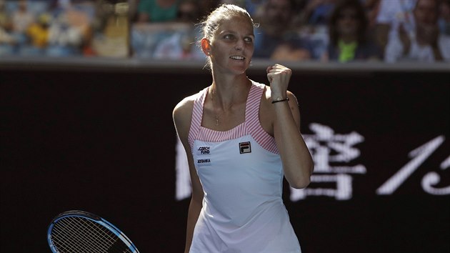 POSTUP. esk tenistka Karolna Plkov se raduje z postupu do tvrtfinle Australian Open.