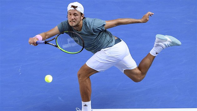 BALET. Francouzsk tenista Lucas Pouille odehrv mek na jedn noze v osmifinle Australian Open. Jeho soupeem byl Chorvat Borna ori.